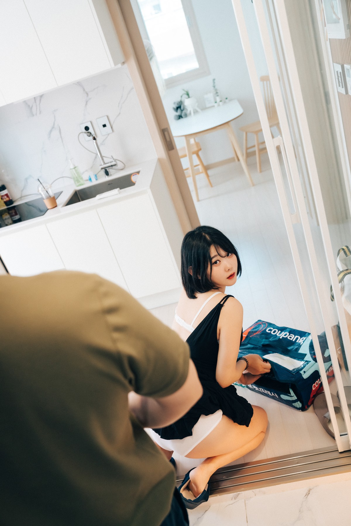 Ảnh Nóng 18+ Gái Xinh ZIA.Kwon 권지아, [Loozy] With Delivery Man Set.01