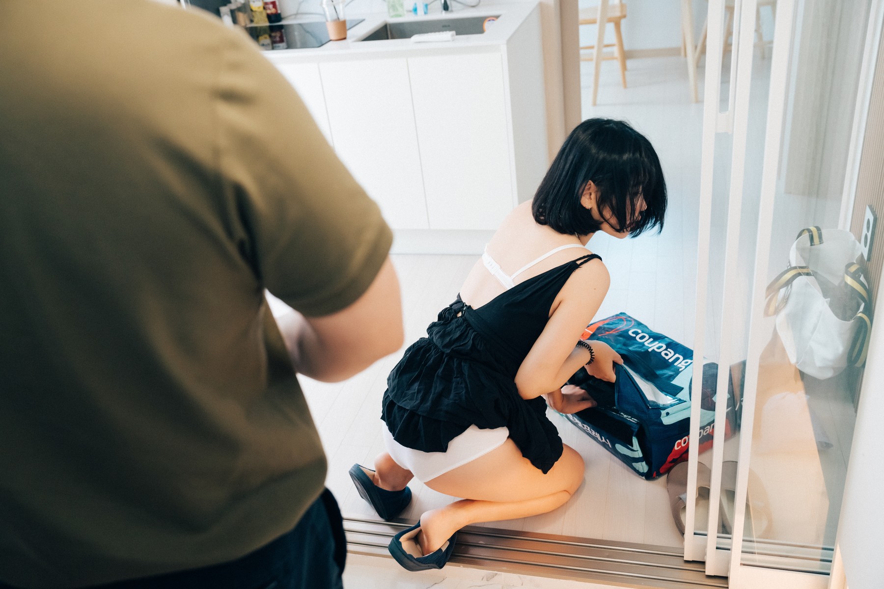 Ảnh Nóng 18+ Gái Xinh ZIA.Kwon 권지아, [Loozy] With Delivery Man Set.01