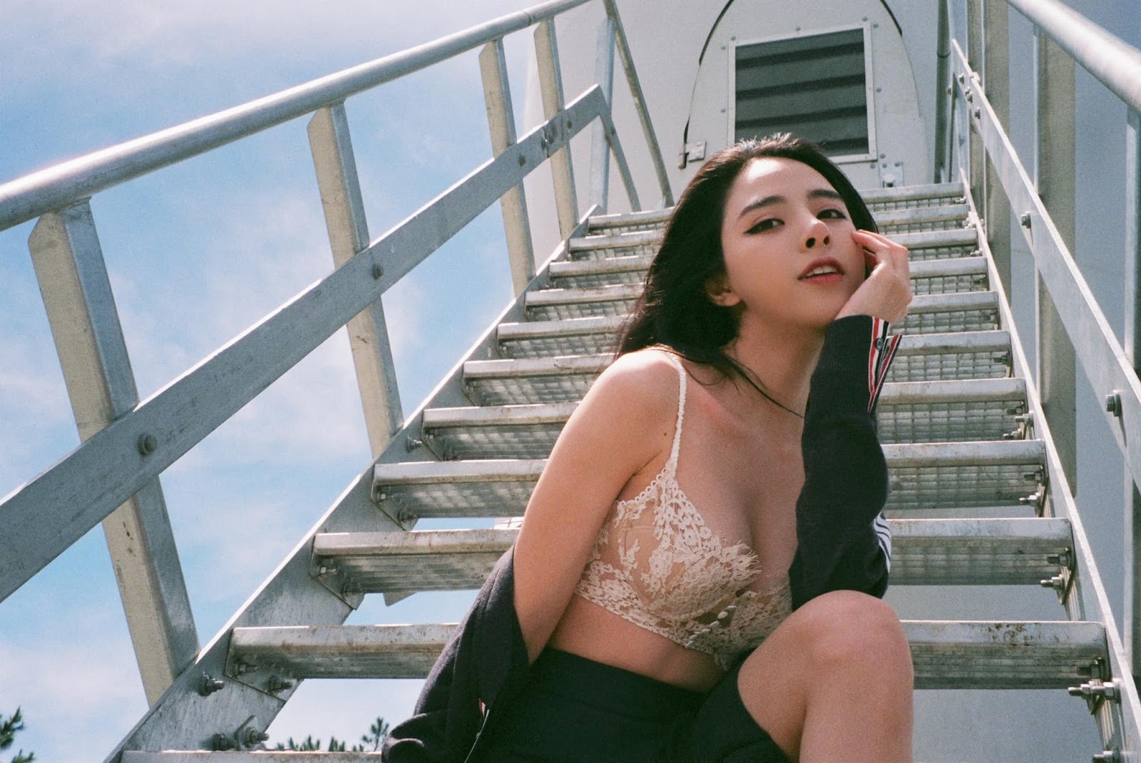 Ảnh Gái Xinh Instagram Hạnh Bích Trần Chen Bi Xing – __hanhbichtran__