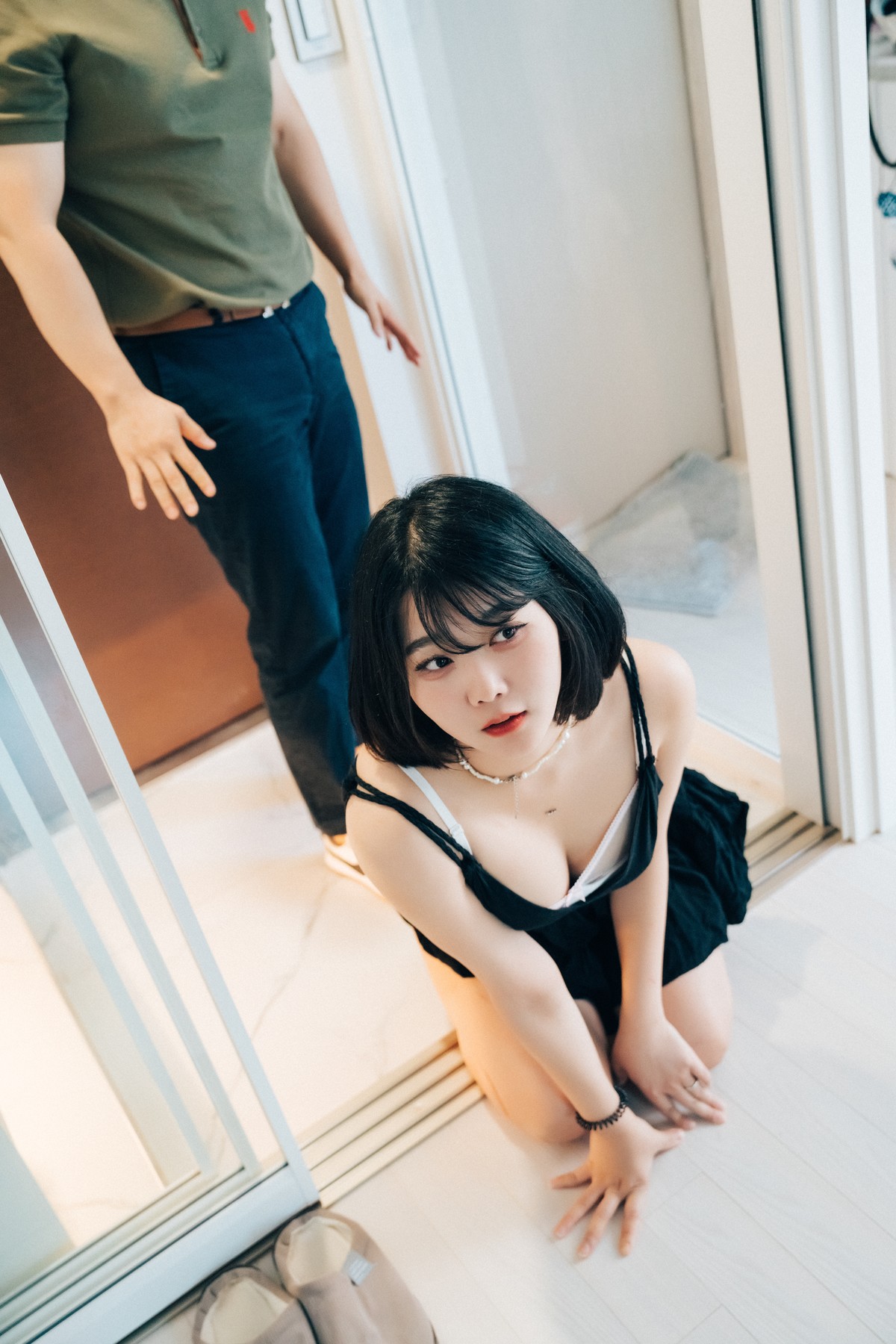Ảnh Nóng 18+ Gái Xinh ZIA.Kwon 권지아, [Loozy] With Delivery Man Set.01