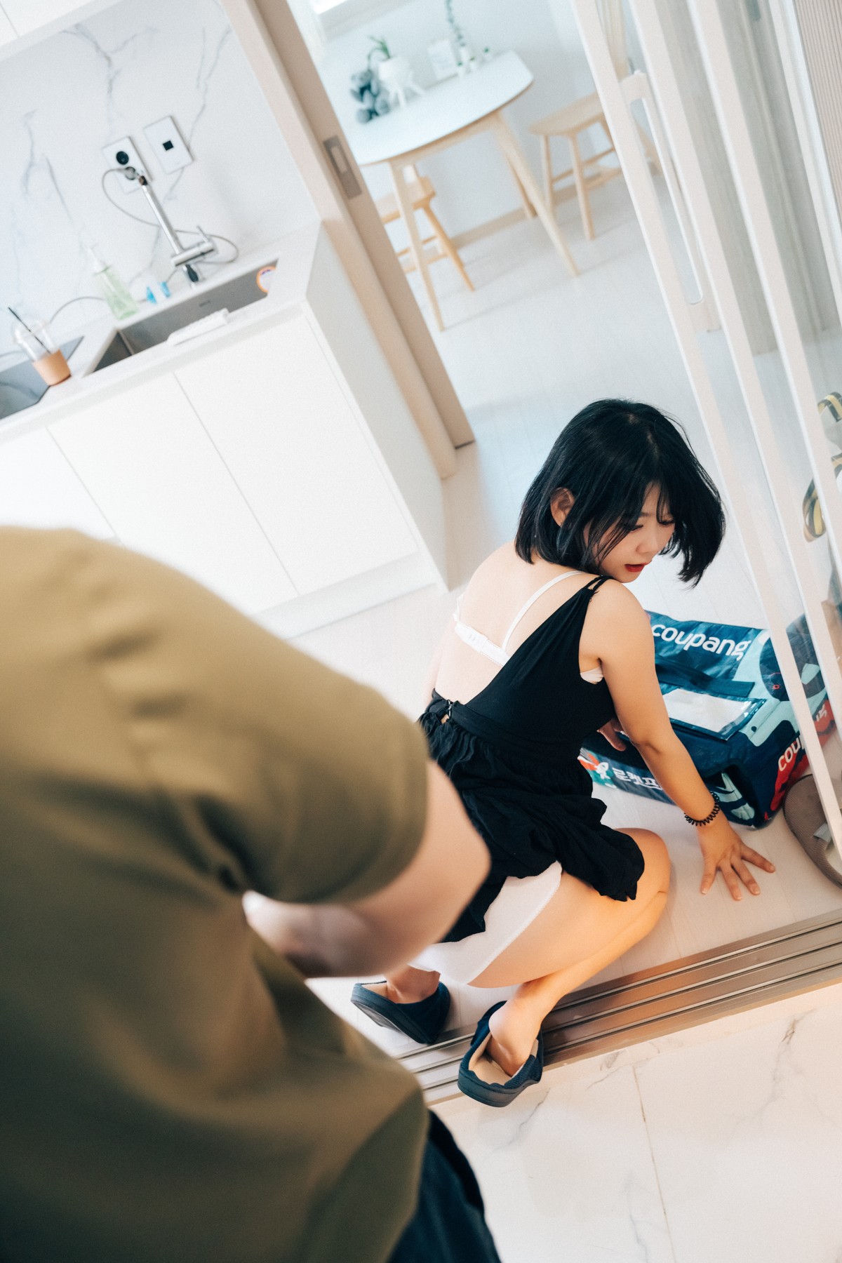 Ảnh Nóng 18+ Gái Xinh ZIA.Kwon 권지아, [Loozy] With Delivery Man Set.01