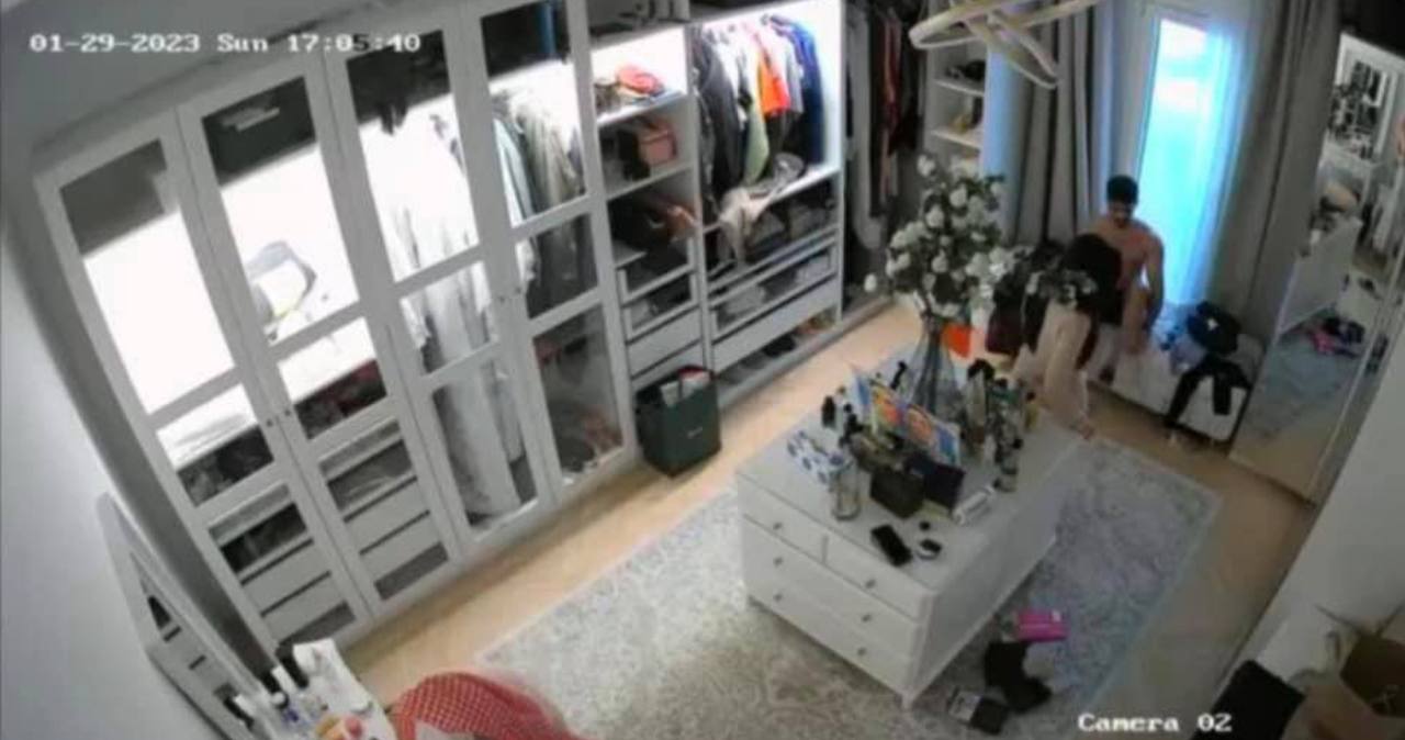 Chồng Vắng Nhà Xem Camera Thấy Vợ Đang Chịch Với Bồ Nhí