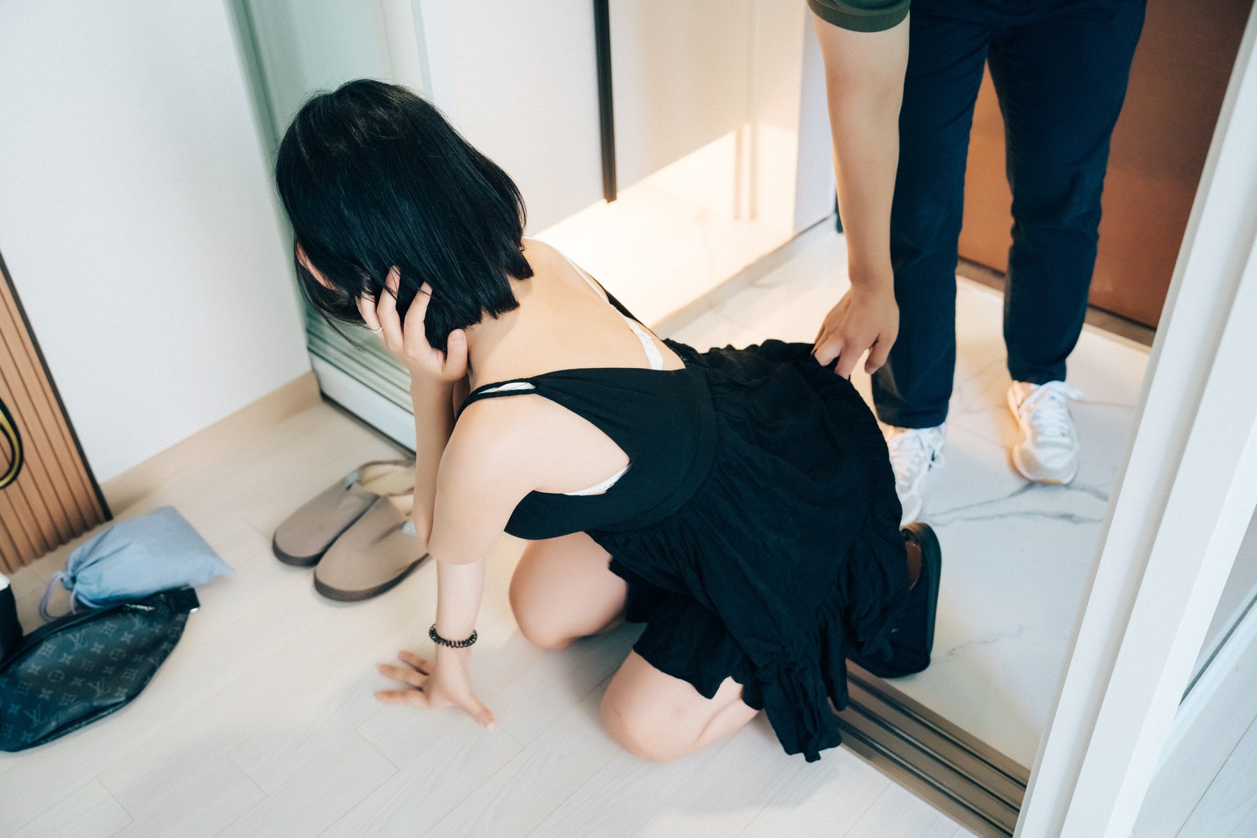 Ảnh Nóng 18+ Gái Xinh ZIA.Kwon 권지아, [Loozy] With Delivery Man Set.01