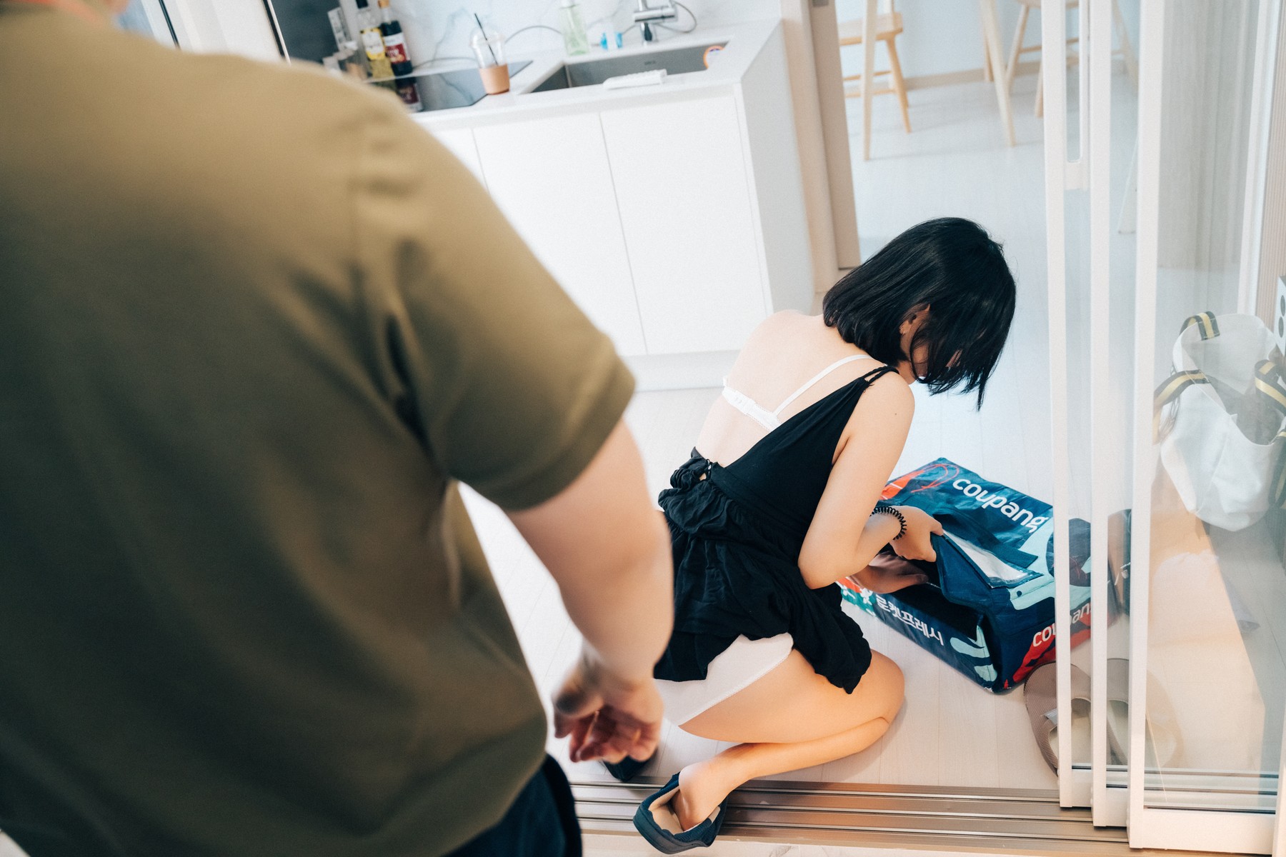 Ảnh Nóng 18+ Gái Xinh ZIA.Kwon 권지아, [Loozy] With Delivery Man Set.01