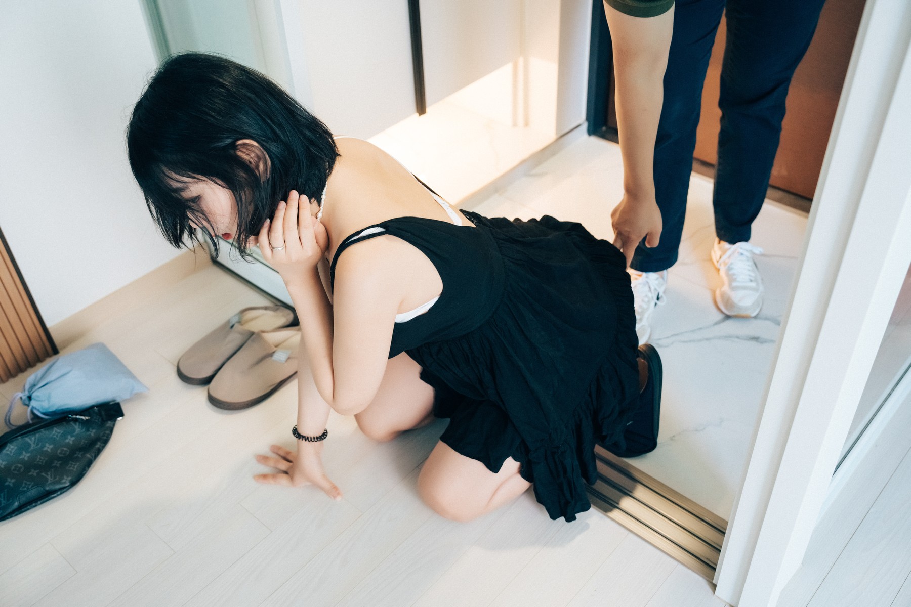 Ảnh Nóng 18+ Gái Xinh ZIA.Kwon 권지아, [Loozy] With Delivery Man Set.01