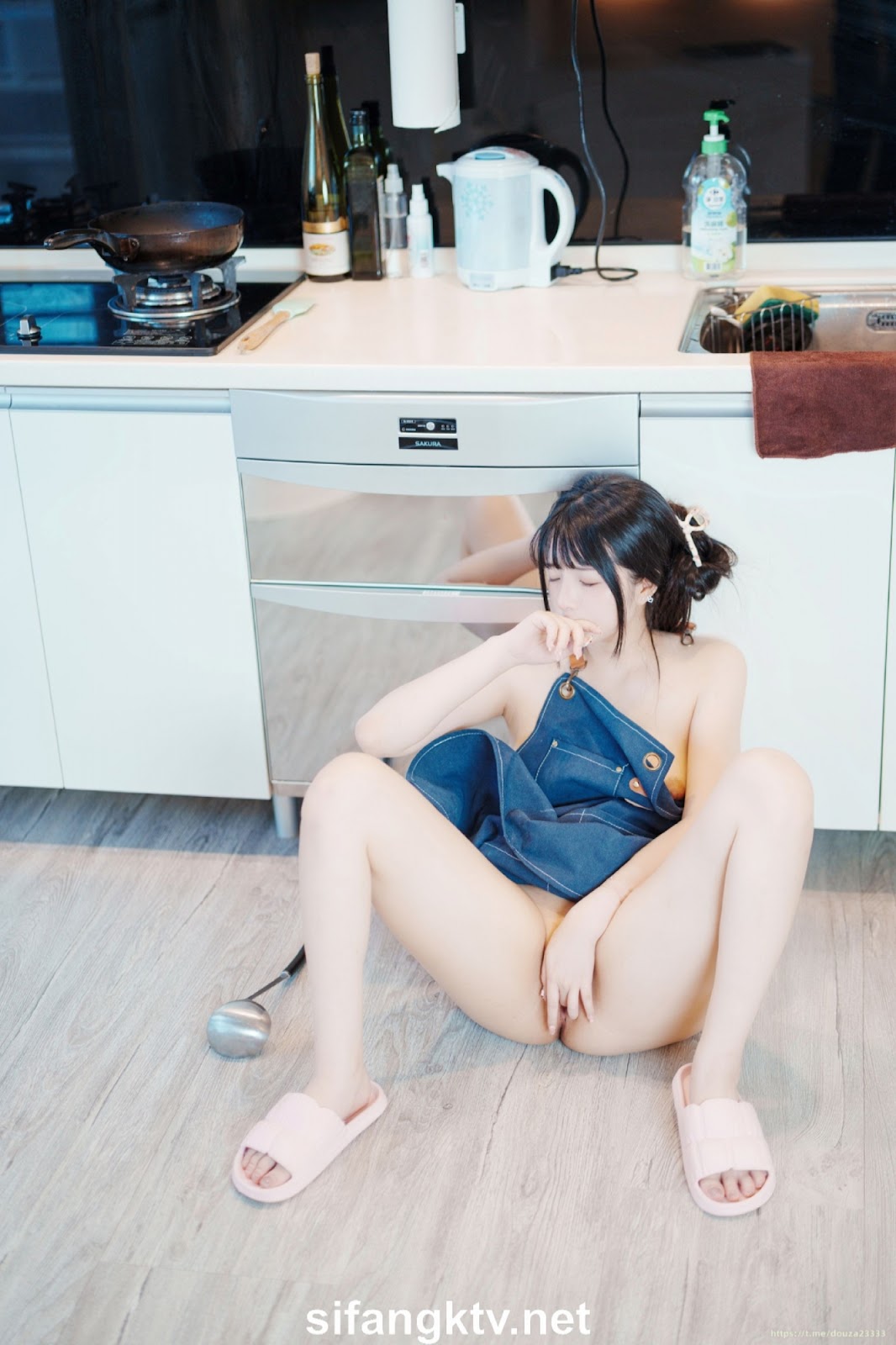Ảnh Nóng 18+ Gái Xinh Timliao 露出嫩穴勾引你