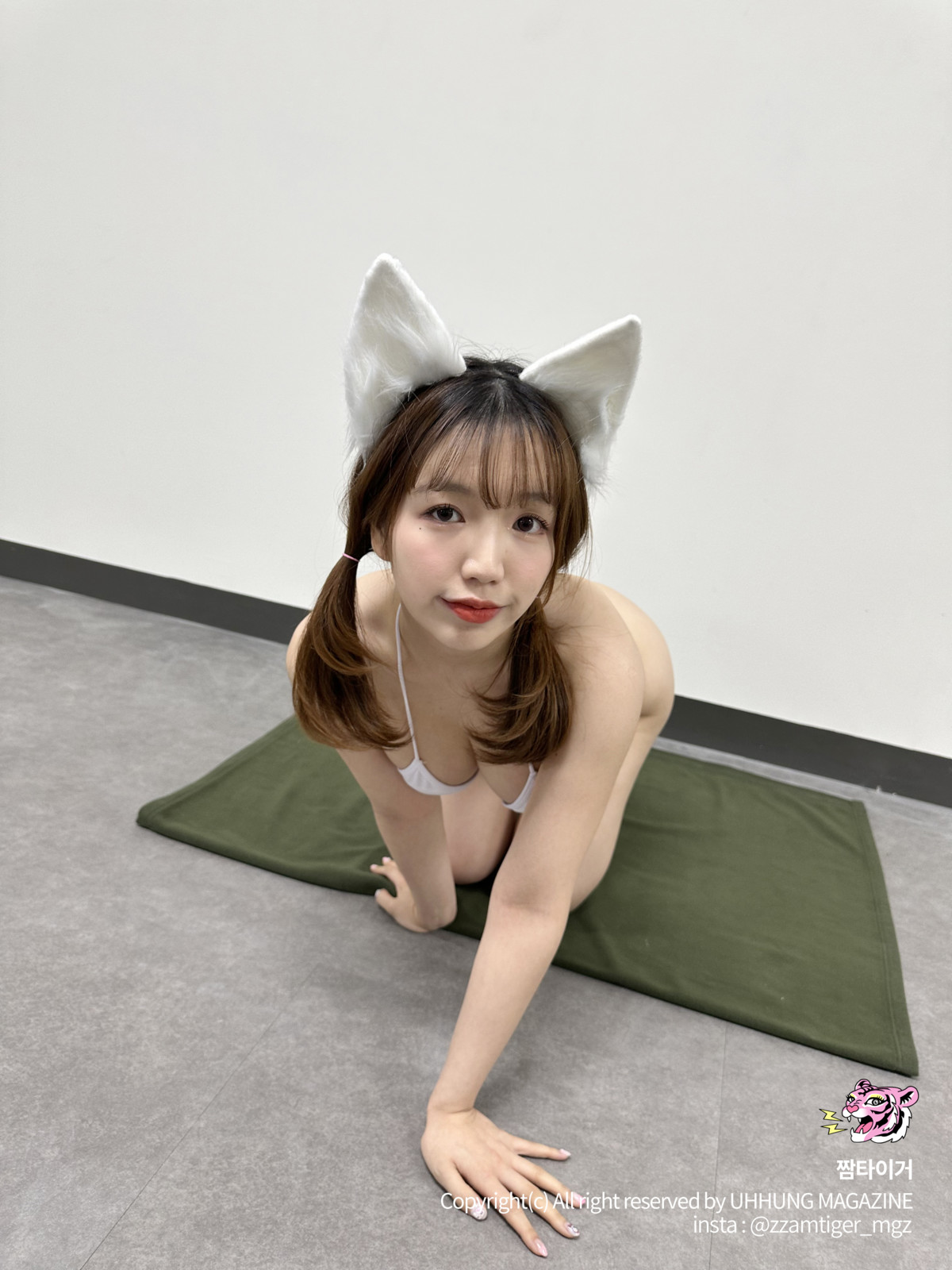 oonvely 윤블리, UHHUNG Magazine Vol.04 “Milltary” Set.05 – Onlyfans Leak