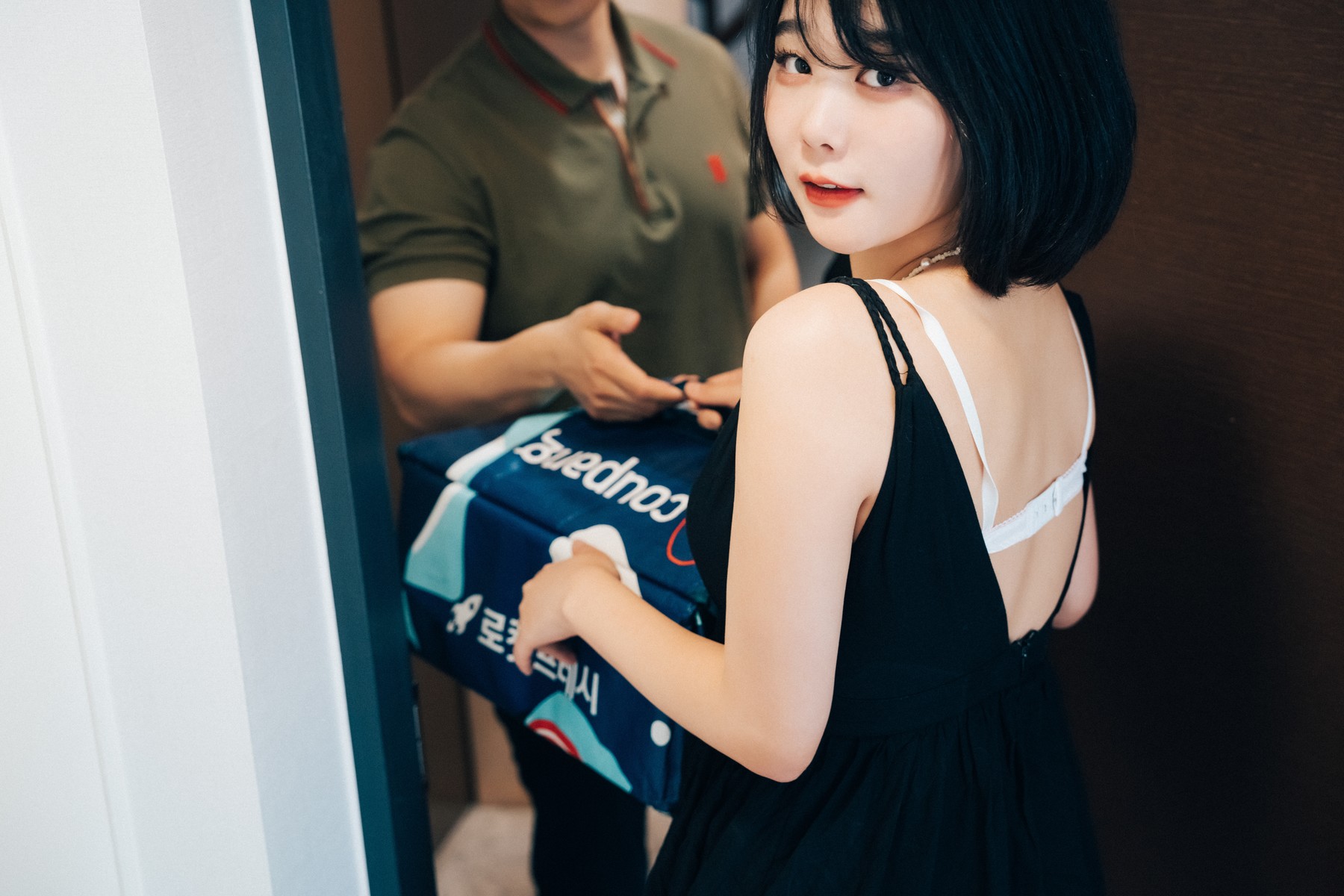 Ảnh Nóng 18+ Gái Xinh ZIA.Kwon 권지아, [Loozy] With Delivery Man Set.01