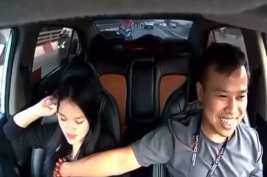 Anh tài xế bóp vú cô gái khi ngồi trong ô tô