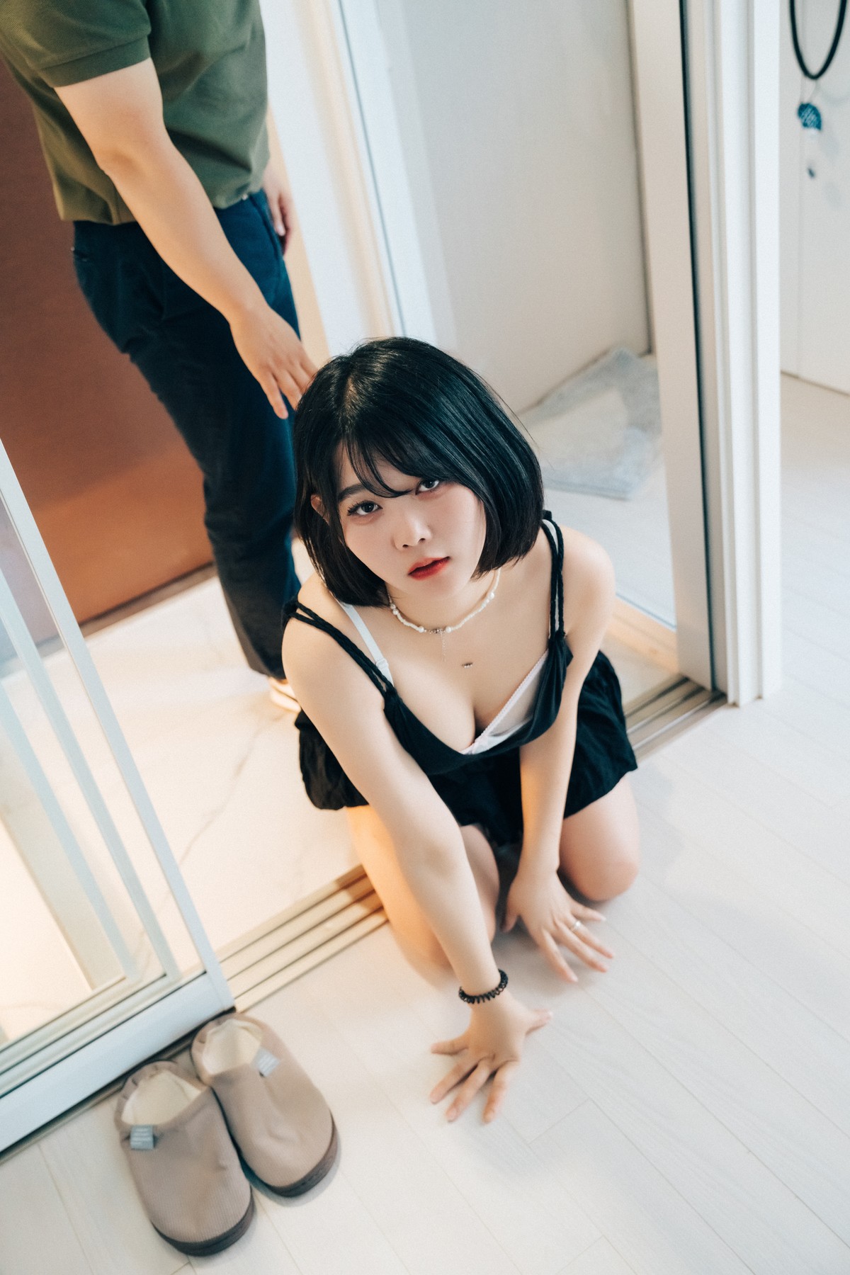 Ảnh Nóng 18+ Gái Xinh ZIA.Kwon 권지아, [Loozy] With Delivery Man Set.01