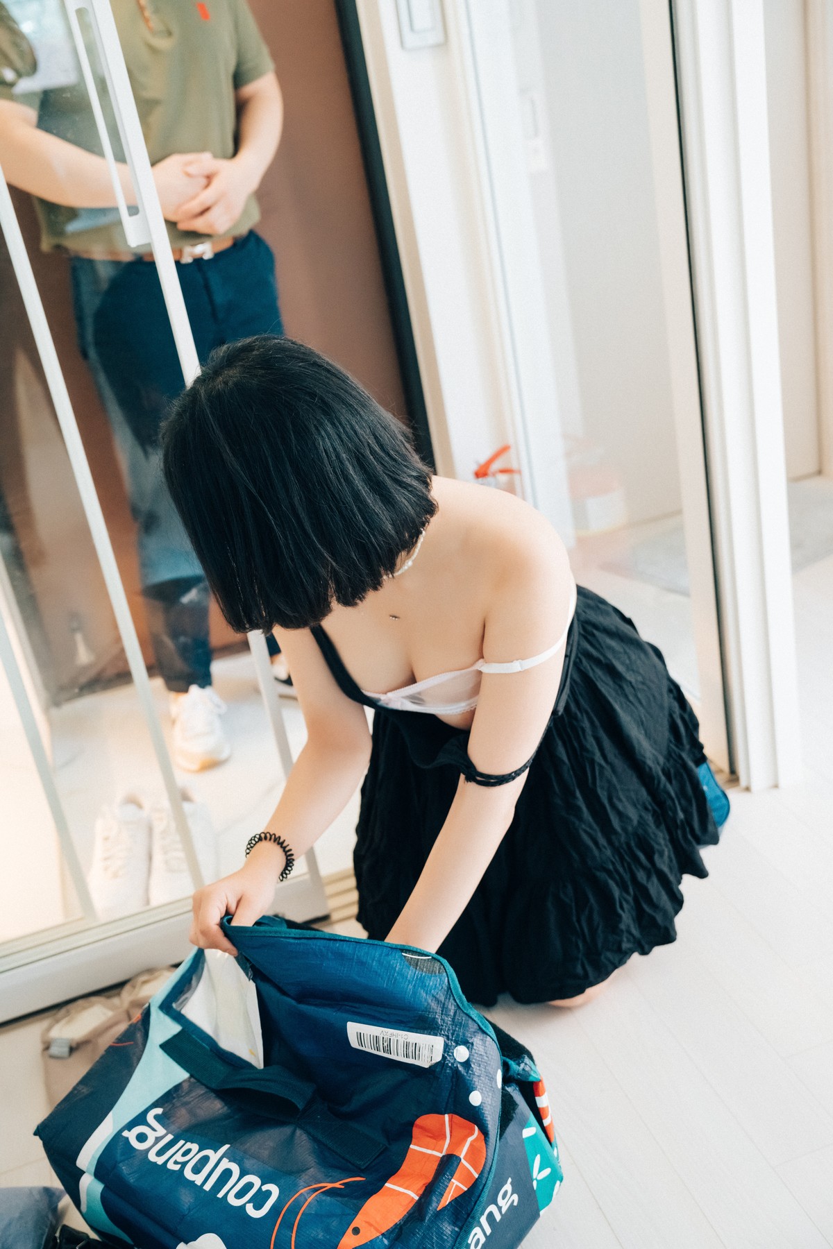 Ảnh Nóng 18+ Gái Xinh ZIA.Kwon 권지아, [Loozy] With Delivery Man Set.01