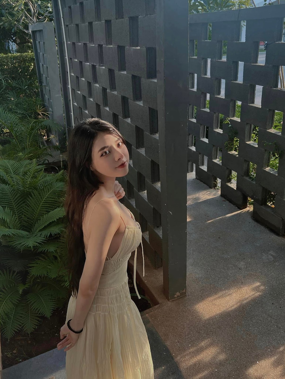 Ảnh Gái Xinh Instagram Hạnh Bích Trần Chen Bi Xing – __hanhbichtran__