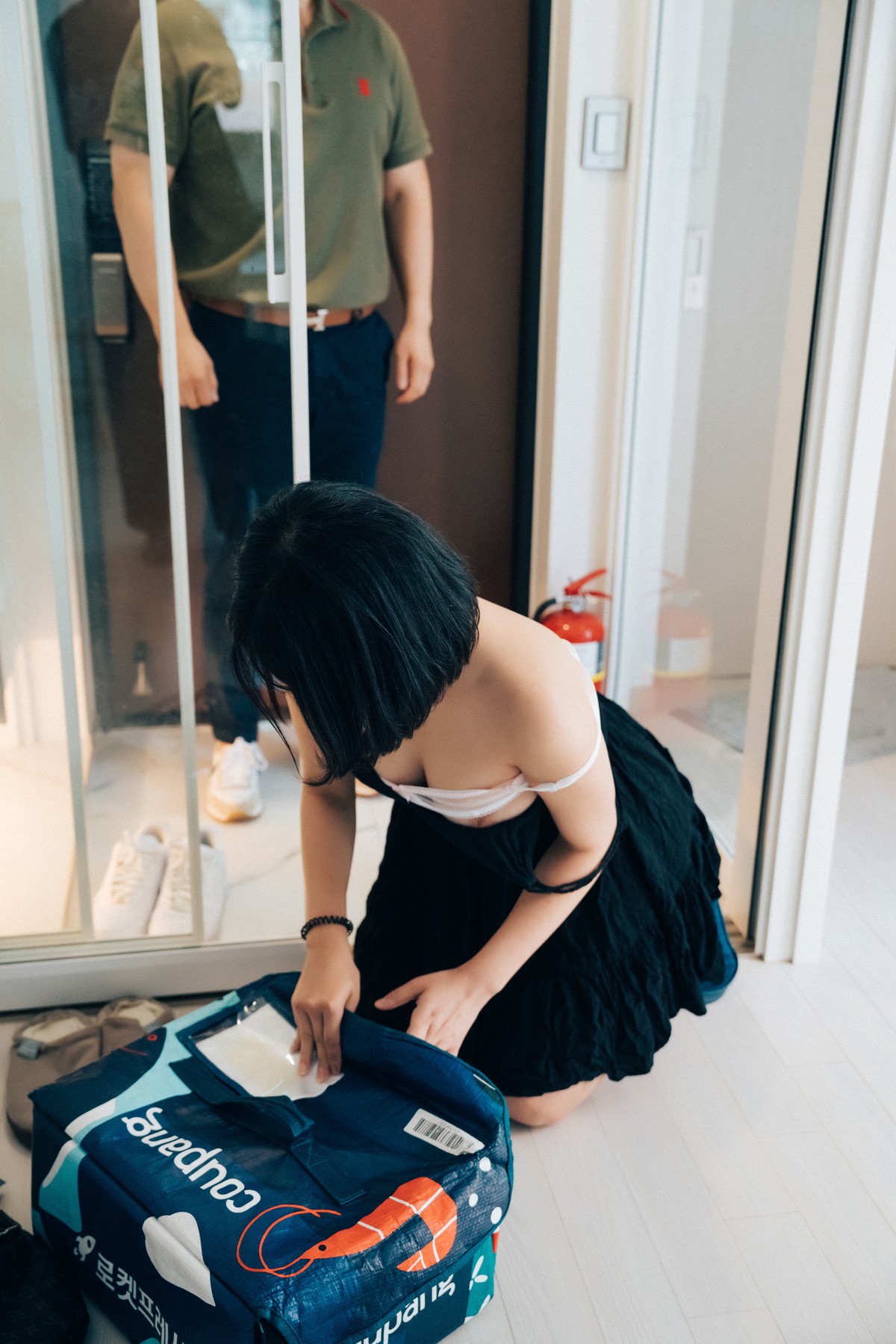 Ảnh Nóng 18+ Gái Xinh ZIA.Kwon 권지아, [Loozy] With Delivery Man Set.01